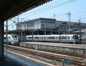 右が221系、左が683系